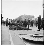 Dépôt d'une gerbe de fleurs sur la tombe du Soldat inconnu.