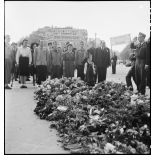 Dépôt d'une gerbe de fleurs sur la tombe du Soldat inconnu.