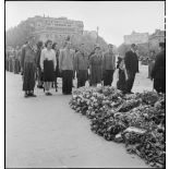 Dépôt d'une gerbe de fleurs sur la tombe du Soldat inconnu.