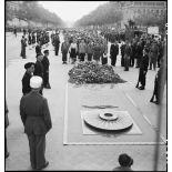 Dépôt d'une gerbe de fleurs sur la tombe du Soldat inconnu.