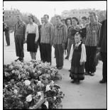 Dépôt d'une gerbe de fleurs sur la tombe du Soldat inconnu.