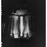 De nuit, une des entrées du Petit Palais.