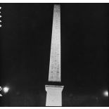 De nuit, l'Obélisque éclairé sur la place de la Concorde.