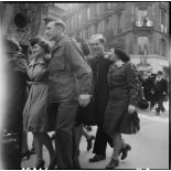 La foule sur les Champs-Elysées et les artères adjacentes.
