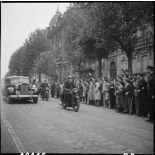 Une voiture officielle sur une avenue parisienne.