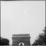 La foule sur les Champs-Elysées.