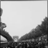 La foule sur les Champs-Elysées.