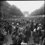 La foule sur les Champs-Elysées.