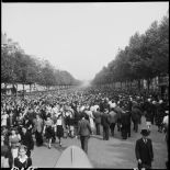 La foule sur les Champs-Elysées ou une avenue adjacente.