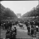 La foule sur les Champs-Elysées.