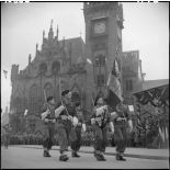 Défilé des troupes à Sarrebruck : garde au drapeau.