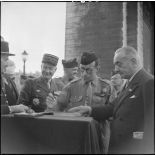 Signature du livre d'or lors du défilé du BIMP.