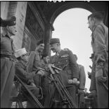 Le général Legentilhomme salue des blessés de guerre.