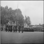 Place de la République. Défilé de la direction des études et fabrications d'armement (DEFA) suivie des ouvriers des ateliers, manufactures et établissements de fabrication.