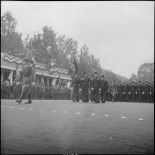 Place de la République. Défilé du drapeau et de l'Ecole polytechnique devant la tribune officielle.