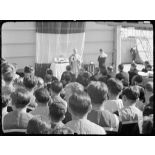 Des marins du cuirassé (croiseur ou navire de ligne) Dunkerque assistent à un office religieux à bord du navire.