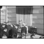 Des membres de l'équipage du cuirassé (croiseur ou navire de ligne) Dunkerque assistent à un office religieux à bord du navire.