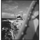 Vue tribord depuis le pont du contre-torpilleur le Mogador en mer.