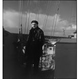 Portrait en pied du contre-amiral Emile Lacroix, commandant la 2e escadre légère de contre-torpilleurs qui assure l'escorte d'un convoi.