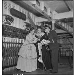 Actrices, sociétaires de la Comédie-Française, à bord du porte-avions Béarn.