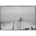 Explosion d'une grenage sous-marine larguée depuis un chasseur de mines ou de sous-marins de la Marine nationale.