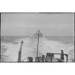 Explosion d'une grenage sous-marine larguée depuis un chasseur de mines ou de sous-marins de la Marine nationale.