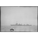 Vue bâbord du torpilleur Flore (numéro de coque T143).