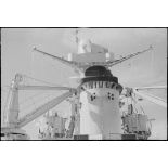 Vue de la superstructure et d'une des cheminées du croiseur léger la Marseillaise.