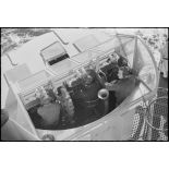 Vue en plongée sur un télépointeur d'artillerie secondaire à bord du croiseur léger la Marseillaise.