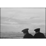 Convoi faisant route vers Halifax. Au premier plan, deux officiers mariniers à bord du croiseur léger la Marseillaise.
