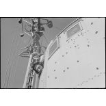 Portrait d'un marin dans le poste de direction de tir à bord du croiseur léger la Marseillaise.