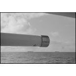 Convoi faisant route vers Halifax. Au premier plan, un canon d'une des tourelles d'artillerie navale du croiseur léger la Marseillaise.