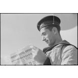 Marin du croiseur la Marseillaise lisant le journal The Halifax mail.