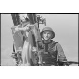 Marin servant d'une mitrailleuse bitubes à bord du croiseur léger la Marseillaise.