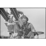 Marin servant d'une mitrailleuse bitubes à bord du croiseur léger la Marseillaise.