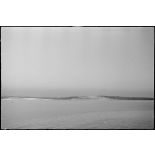 Une côte canadienne vue depuis le croiseur léger la Marseillaise.