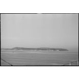 Une côte canadienne vue depuis le croiseur léger la Marseillaise.