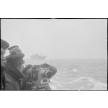 Caméramans du service cinématographique de la Marine (SCA/Marine) en tournage avec une caméra Debrie à bord d'un navire de la Marine nationale.