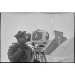 Caméraman du service cinématographique de la Marine (SCA/Marine) en tournage avec une caméra Debrie.