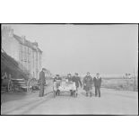 Caméramans du service cinématographique de la Marine (SCA/Marine) transportant leur matériel sur un lieu de tournage.