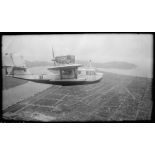 L'hydravion de reconnaissance Loire 130 n° 34, affecté sur le croiseur-école Jeanne d'Arc, survole les entrepôts du port de Santos au Brésil.