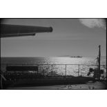 Vue d'un contre-torpilleur en patrouille depuis le pont d'un croiseur, probablement le croiseur lourd Duquesne.