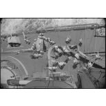 Plongée sur la passerelle et la plage avant d'un croiseur.