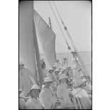 Equipage d'un croiseur à bord d'une baleinière à quai.