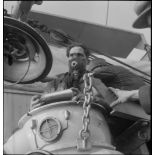 Préparatifs de mise à l'eau d'un scaphandre 