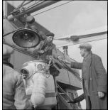 Préparatifs de mise à l'eau d'un scaphandre 