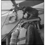 Préparatifs de mise à l'eau d'un scaphandre 