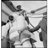 Préparatifs de mise à l'eau d'un scaphandre 