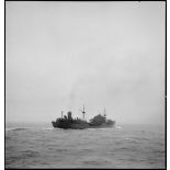 Vue tribord du pétrolier ravitailleur le Tarn.