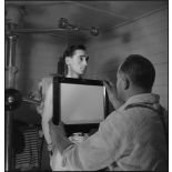 Un marin passe une radioscopie à bord du croiseur (ou cuirassé) Dunkerque.